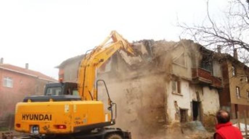 İzmit Belediyesi Ekipleri Arızlı&rsquo;da Ki Harabe Evi Yıktı