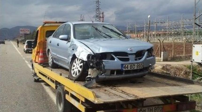 İki Otomobil &Ccedil;arpıştı: 5 Yaralı