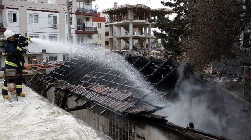 Antalya&rsquo;da &Ccedil;ıkan Yangında Tek Katlı Ev K&uuml;l Oldu