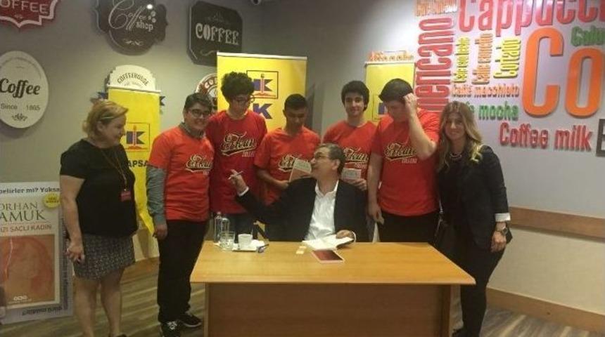 Erkan&rsquo;lı &Ouml;ğrenciler, Orhan Pamuk&rsquo;un İmza G&uuml;n&uuml;nde