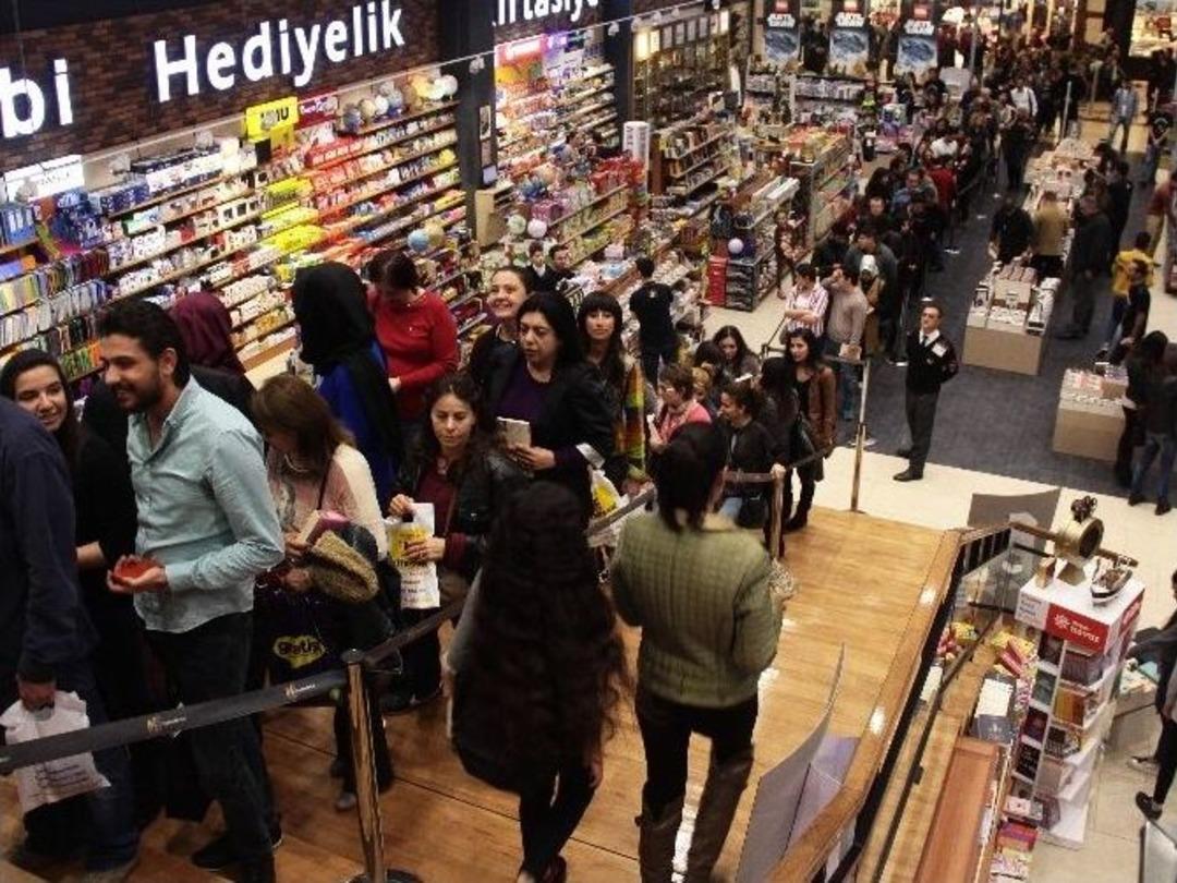 Adana&rsquo;da Orhan Pamuk&rsquo;a B&uuml;y&uuml;k İlgi