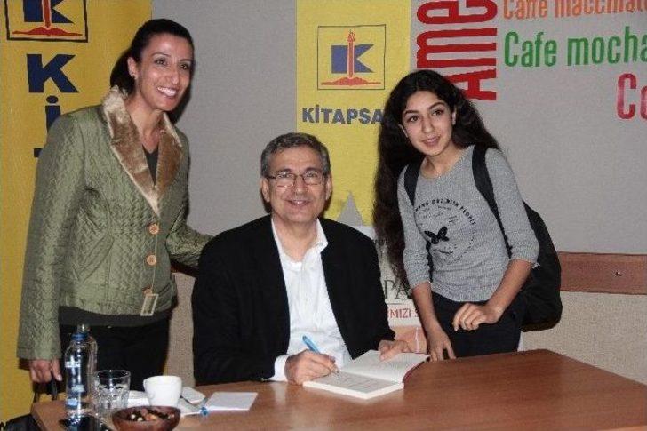 Adana’da Orhan Pamuk’a Büyük İlgi G1