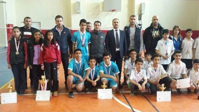 Okullararası Yıldızlar Badminton İl Birinciliği M&uuml;sabakaları Yapıldı 1
