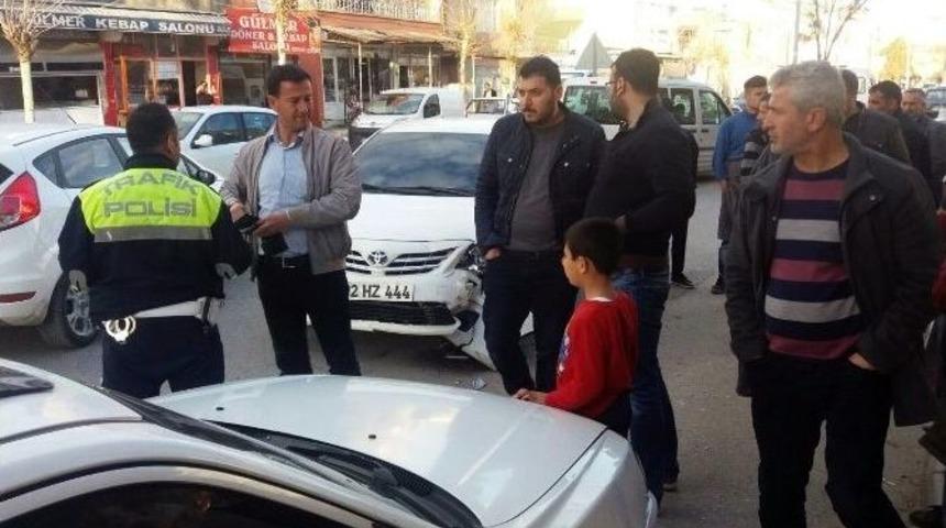 Kavşakta İki Otomobil &Ccedil;arpıştı