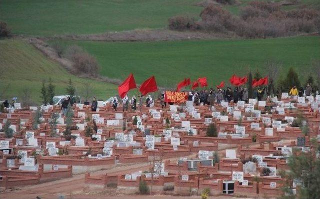 Serbest Bırakılan Dhkp-c’liler, Eskişehir’de Dün Toprağa Verilen Teröristin Mezarını Ziyaret Etti