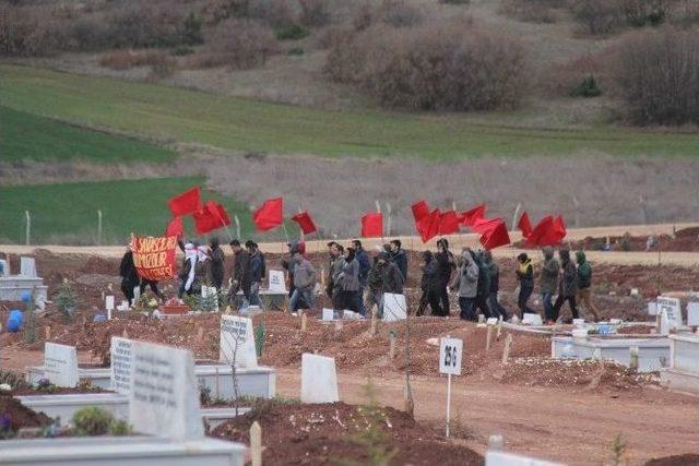 Serbest Bırakılan Dhkp-c’liler, Eskişehir’de Dün Toprağa Verilen Teröristin Mezarını Ziyaret Etti