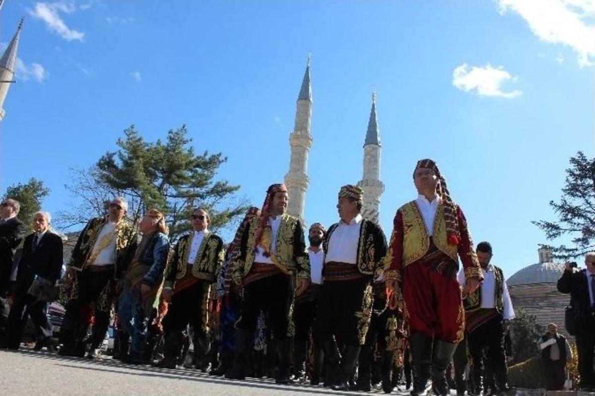 Yağlı G&uuml;reş Ağalarının Şıklık Yarışı