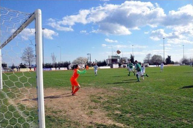 Vali Salihoğlu, Kızlarla Futbol Oynadı