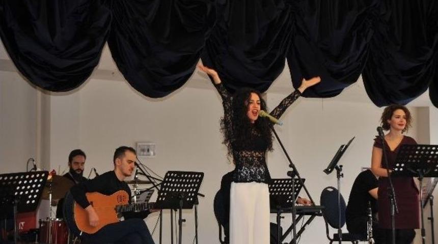 Mehtap Meral Ve Pelin Batu Kadınlar İ&ccedil;in Sahnede