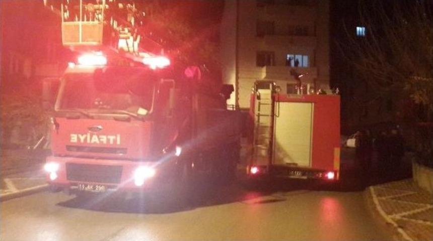 Gece Yarısı Çıkan Yangın Korkuttu