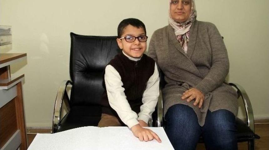 G&ouml;rme Engelli Minik Enes, Kur&rsquo;an&rsquo;ı 1 Ayda &Ouml;ğrendi