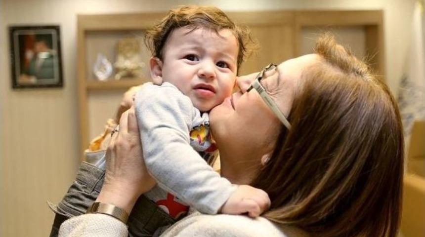 Sare Davutoğlu&rsquo;nun Ellerinde D&uuml;nyaya Gelen Şehit &Ccedil;ocuğu B&uuml;y&uuml;yor