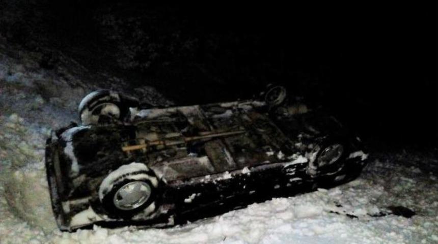 Karlı Yolda Otomobil Şarampole Yuvarlandı: 5 Yaralı