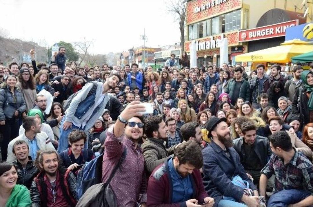 (&ouml;zel Haber) Tanışmak İ&ccedil;in Otostop &Ccedil;ekerek İstanbul&rsquo;a Geldiler