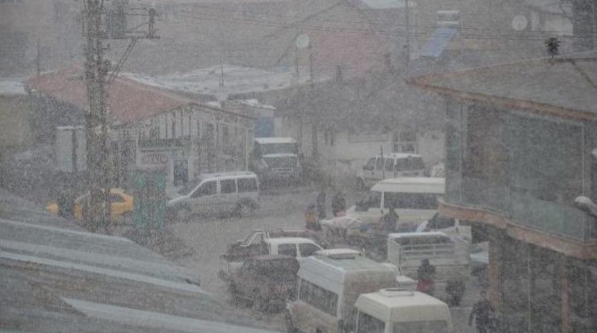 Y&uuml;ksekova&rsquo;da Kar Yağışı
