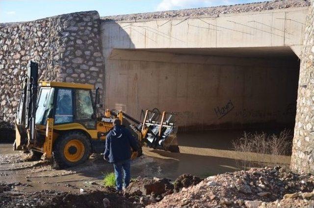 Soma’da Bakırçay Taştı, Araziler Göle Döndü