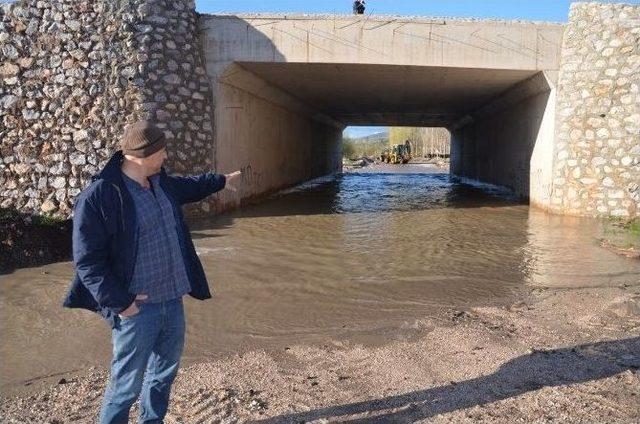 Soma’da Bakırçay Taştı, Araziler Göle Döndü