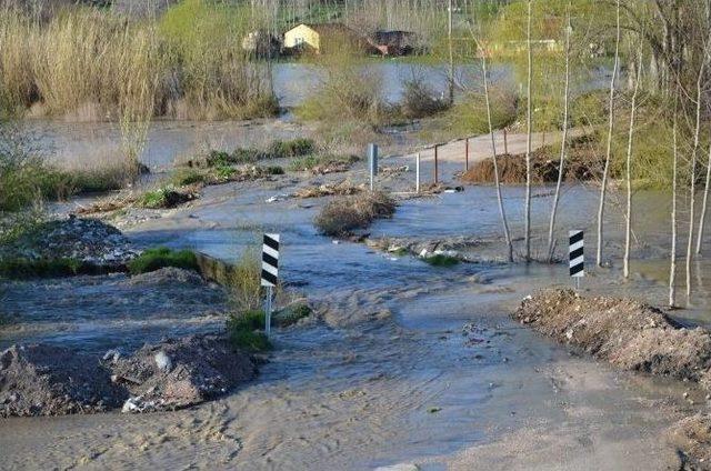 Soma’da Bakırçay Taştı, Araziler Göle Döndü