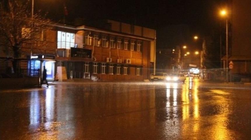 Yağmur &Ccedil;ift&ccedil;inin Y&uuml;z&uuml;n&uuml; G&uuml;ld&uuml;rd&uuml;