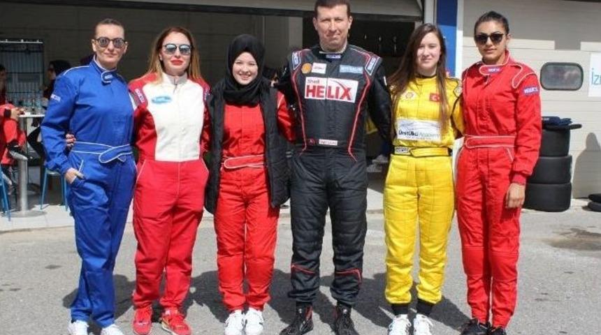 Kadınlardan Araba Yarışı