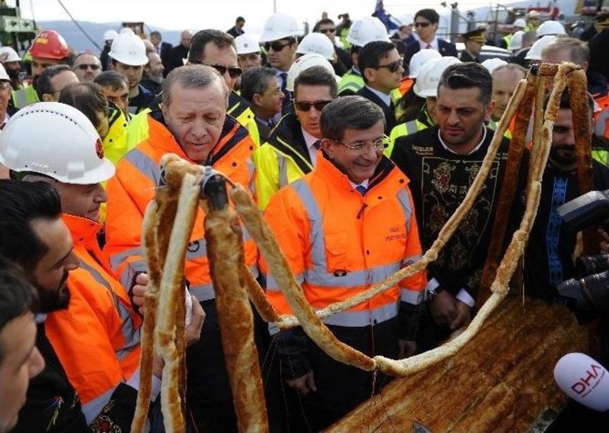 Erdoğan Ve Davutoğlu&rsquo;ndan Gazetecilere "k&ouml;pr&uuml; B&ouml;reği"