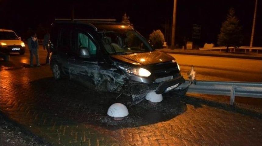 Hafif Ticari Ara&ccedil; Bariyerlere &Ccedil;arptı