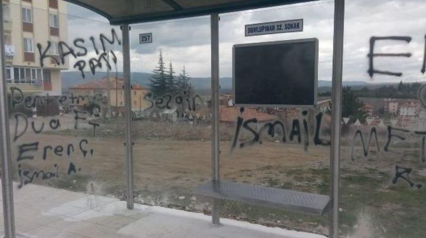 &Ccedil;orum&rsquo;da Belediye Otob&uuml;s Durakları Tahrip Edildi