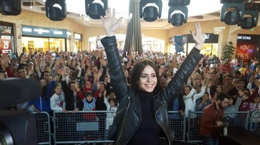 Simge Bolu&rsquo;da Hayranlarıyla Buluştu