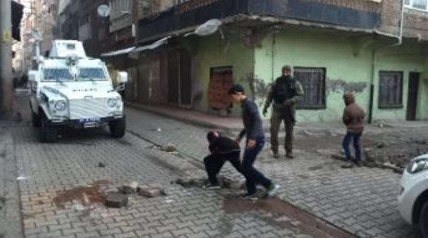 Ter&ouml;ristler Kurdu, Polis Ve &Ccedil;ocuklar Kaldırdı