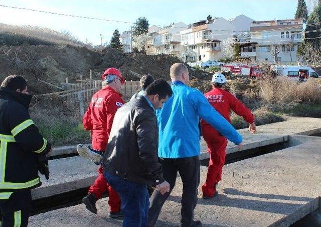 Denize Düşen Çocuğu İtfaiye Ve Akut Ekibi Kurtardı