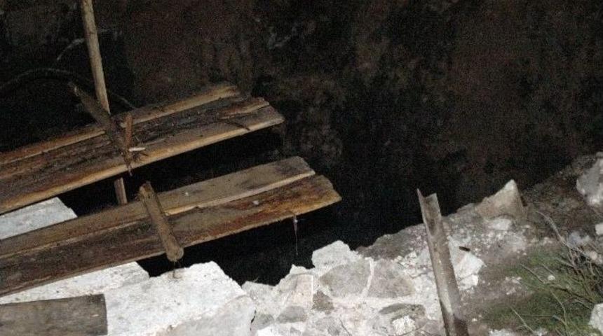 Cenaze T&ouml;reninde Foseptik &Ccedil;ukuruna D&uuml;şen 3 Kişi Yaralandı