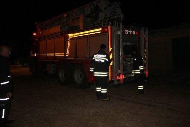 Cenaze T&ouml;reninde Foseptik &Ccedil;ukuruna D&uuml;şen 3 Kişi Yaralandı 1