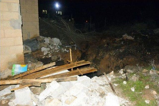 Cenaze T&ouml;reninde Foseptik &Ccedil;ukuruna D&uuml;şen 3 Kişi Yaralandı 2
