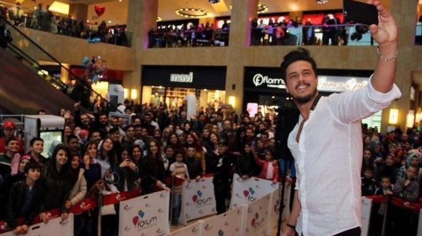 &Uuml;nl&uuml; Şarkıcı G&ouml;khan Keser Kapadokya&rsquo;da İmza G&uuml;n&uuml;ne Katıldı