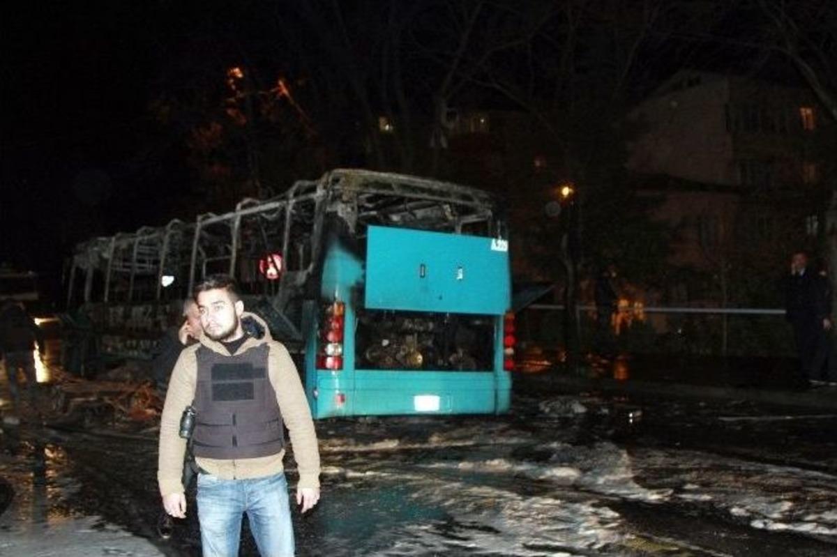 Kağıthane&rsquo;de Halk Otob&uuml;s&uuml; Ve Otomobili Ateşe Verdiler