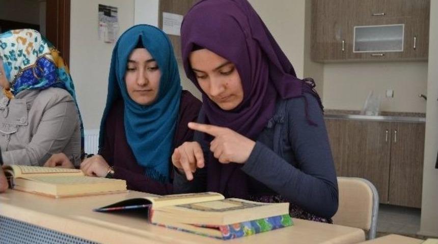 İşitme Engelli Kadınlara Kuran &Ouml;ğretebilmek İ&ccedil;in İşaret Dili &Ouml;ğrendi