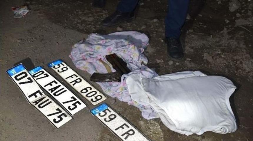 Polisten Ka&ccedil;an Otomobilden Kalaşnikof &Ccedil;ıktı