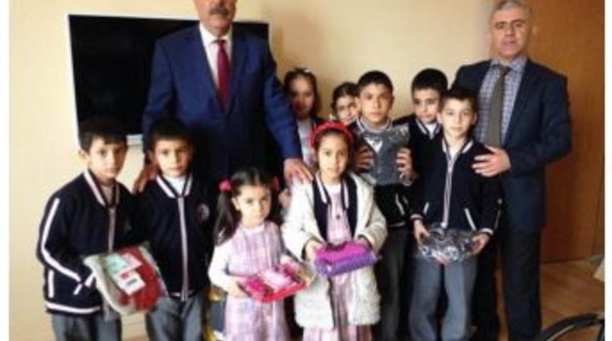 Hayırseverlerden Kemah&rsquo;ta &Ouml;ğrencilere Hediye