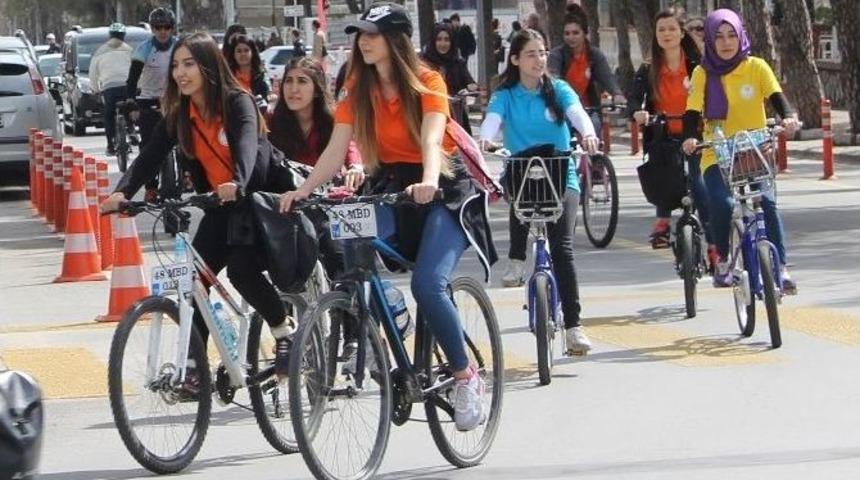 Bisiklet İle Kadınlar G&uuml;n&uuml;ne Dikkat &Ccedil;ektiler