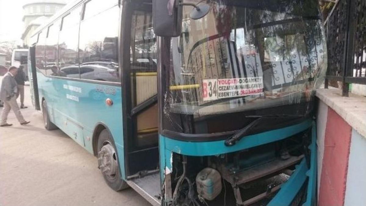 Bursa&rsquo;da Okulun &Ouml;n&uuml;nde Faciaya Kıl Payı