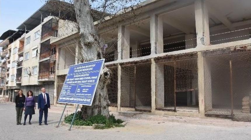 Başkan Kale S&ouml;z&uuml;n&uuml; Tuttu, İlk Harcı Kendisi Koydu