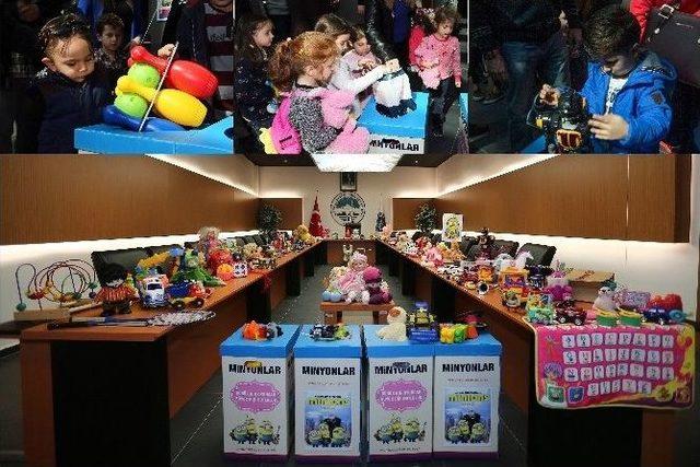 Oyuncaklar &Ccedil;ocuklara Ulaştırıldı 2