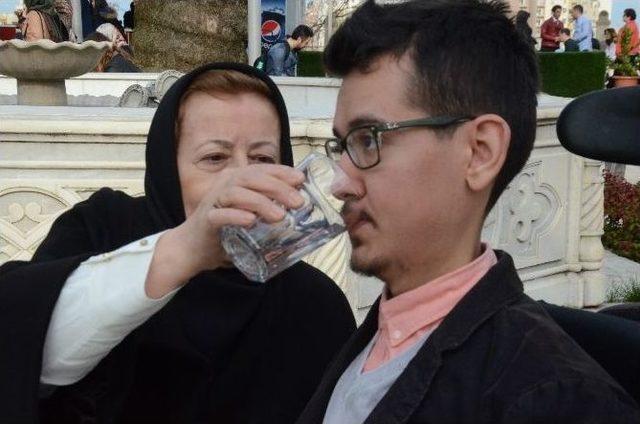 (&ouml;zel Haber) Doktorların "yaşamaz" Dediği Kas Hastası Ahmet 4 Kitap &Ccedil;ıkardı 1