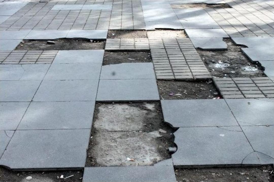 Kent Meydanı&rsquo;ndaki Kaldırımların Hali İ&ccedil;ler Acısı