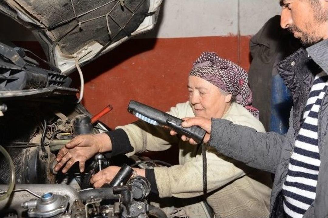 (&ouml;zel Haber) 24 Yıldır Motor Tamirciliği Yapan 50 Yaşındaki Kadın Herkesi Şaşırtıyor