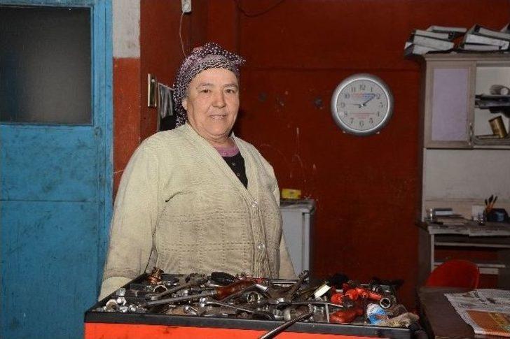 (özel Haber) 24 Yıldır Motor Tamirciliği Yapan 50 Yaşındaki Kadın Herkesi Şaşırtıyor G2