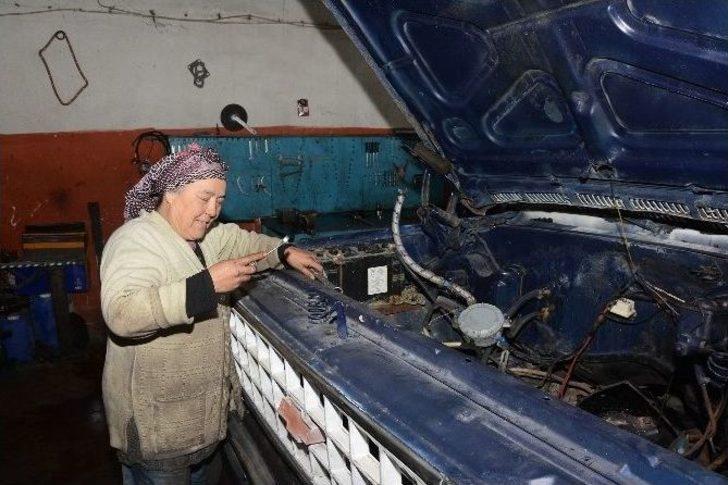 (özel Haber) 24 Yıldır Motor Tamirciliği Yapan 50 Yaşındaki Kadın Herkesi Şaşırtıyor G3