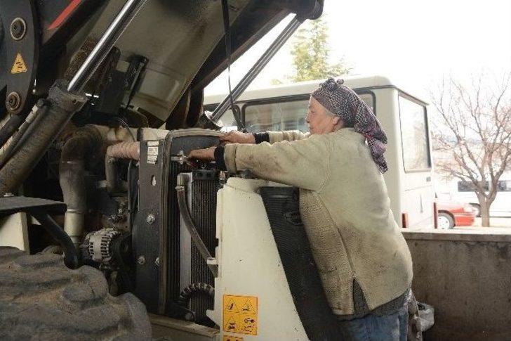 (özel Haber) 24 Yıldır Motor Tamirciliği Yapan 50 Yaşındaki Kadın Herkesi Şaşırtıyor G5