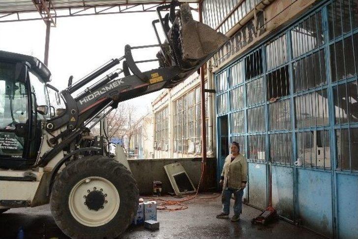 (özel Haber) 24 Yıldır Motor Tamirciliği Yapan 50 Yaşındaki Kadın Herkesi Şaşırtıyor G1