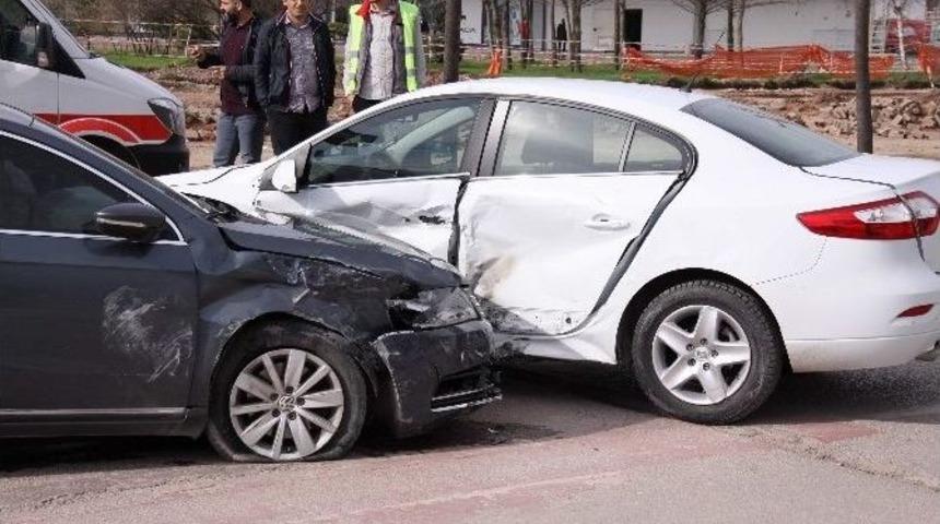 Kocaeli&rsquo;de Trafik Kazası: 3 Yaralı